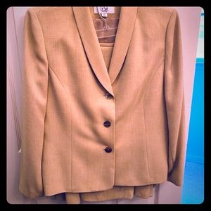Le Suit | 16 P | tan skirt and jacket